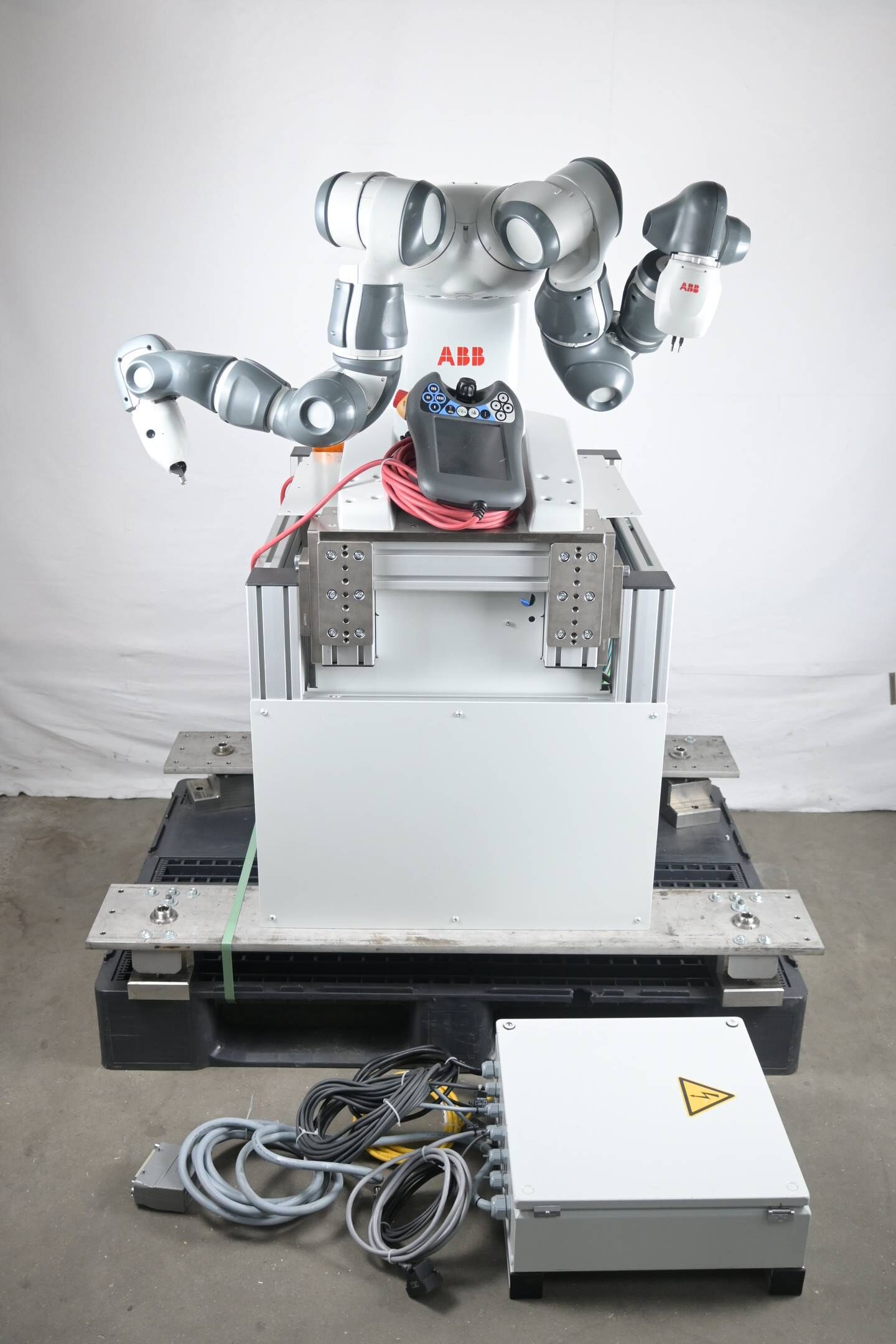 ABB Roboter YuMi IRB14000 ( IRB14000-0.5/C.5 ) inkl. Dockingstation YuMi + Panel